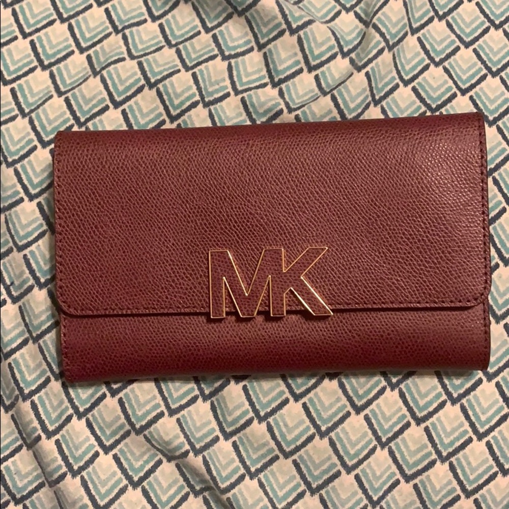 MK LARGE LOGO FRONT LEATHER TRIFOLD WALLET
